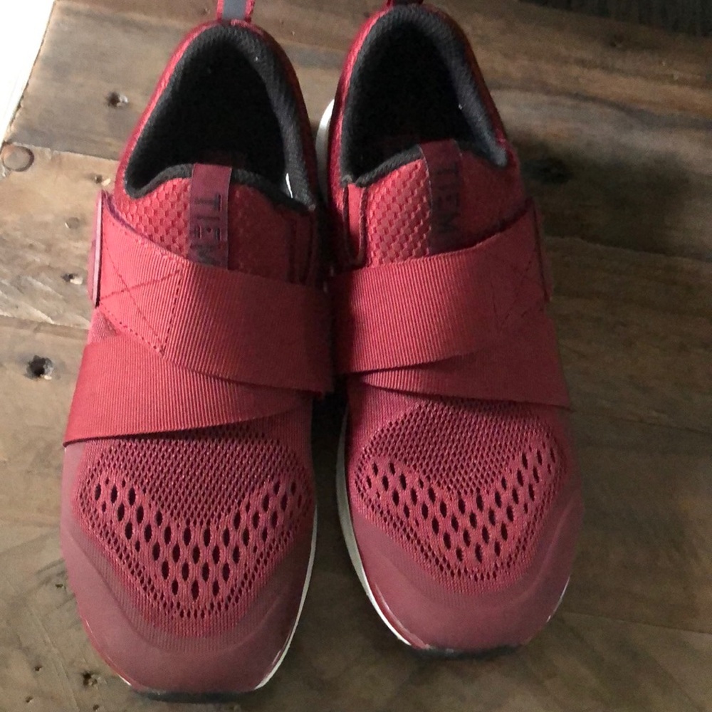 Wine Tiem spin shoes size 6x with sp clips.